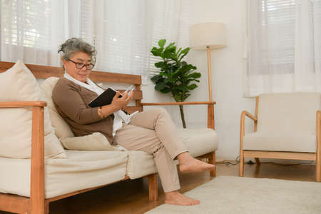 An elderly woman who has to look after himself without children and grandchildren to attention.の写真素材