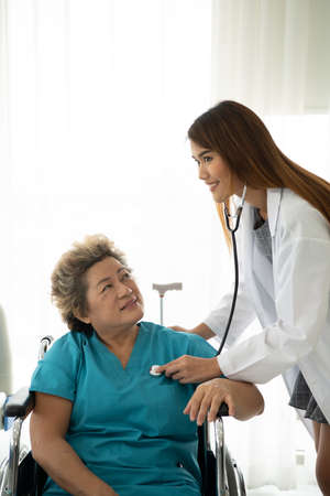 Female doctors perform disease tests and provide medical advice to senior patients that treatment.の写真素材