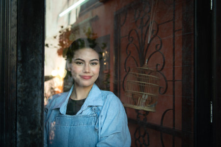 A young businesswoman who owns a pottery school Open the door to welcome students who love to learn pottery.の写真素材