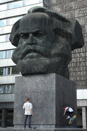CHEMNITZ, GERMANY - MAY 8, 2012: Skateboarders training in front of the Karl Marx Monument by Soviet sculptor Lev Kerbel in Chemnitz, Saxony, Germany.のeditorial素材