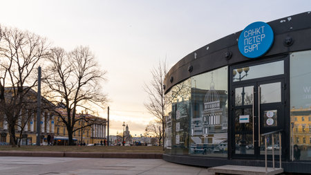 St. Petersburg, Russia-APRIL 7, 2021: Newly established travel information booth and tourist information center on Palace square, near Hermitage museum. The city is open for tourists and travelers and attracts more than 10 million tourists annually.のeditorial素材
