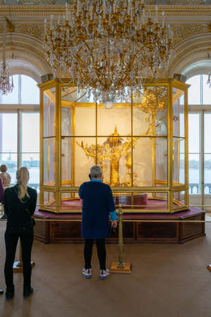 Visitors in front of Peacock Clock in the Hermitage state museum, Winter Palace, St Petersburg, Russiaのeditorial素材