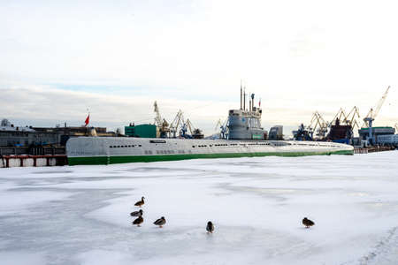 ST PETERSBURG, RUSSIA-MARCH 31, 2021: A museum ship, soviet submarine S-189, fully renovated and repainted stands on the ice of the Neva river, near Vasilyevsky Island. A popular tourist attraction in the city. Belongs to a class of a of diesel-electric aのeditorial素材