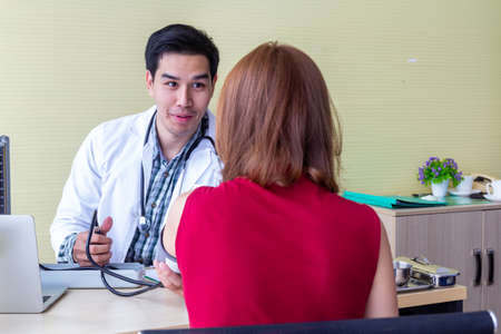 The doctor is interviewing the symptoms of Asian female patients. About broken arm for diagnosis Next time treatment With modern medicine in the medical room.の写真素材