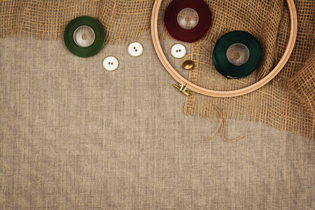Group of sewing objects lying flat on a natural linen background. Horizontal background for ad or packaging.の写真素材