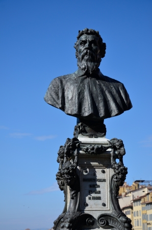 view of the statue of welcome cellini mail on the old bridgeの写真素材
