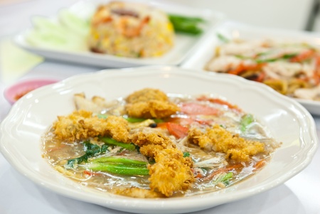Rat-na, Soup Golden mushroom and fried chicken in Thai-Chinese style food
