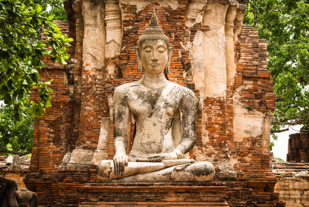 Old Buddha Statue and Old Temple Architecture at Wat Mahathat, Ayutthaya, Thailandの写真素材