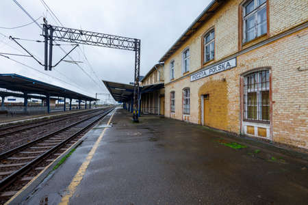 Jablonowo Pomorskie, kujawskopomorskie / Poland - October, 14, 2020: Platform and railway station building in a small town. Transfer point for rail passengers. Autumn season.のeditorial素材