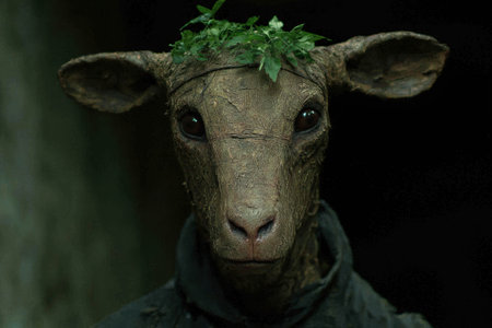 Mysterious forest creature with glowing eyesの素材