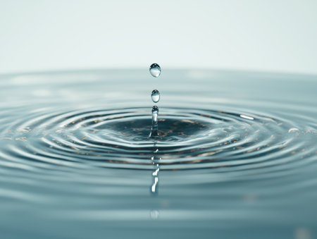Serene water droplet with ripplesの素材