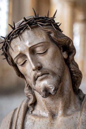 Weathered religious statue of a man with a crown of thornsの素材
