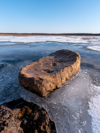 Frozen lake landscape with rock formations and icy water.の素材