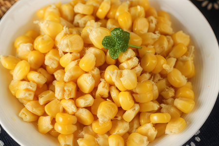 Sweet corn in a bowl on a wooden table, close-upの素材