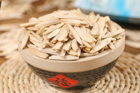 Close-up of dried sunflower seeds in a bowl on the tableの素材