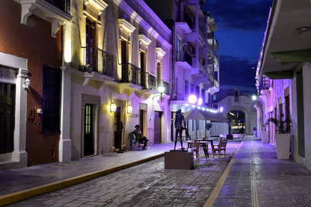 Night landscape of the streets of the historic center of the city of Campeche, in the southeast of Mexicoのeditorial素材