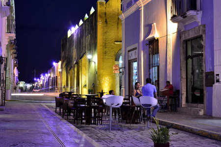 Night landscape of the streets of the historic center of the city of Campeche, in the southeast of Mexicoのeditorial素材