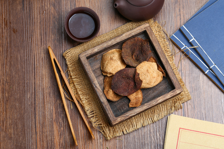 chinese dried tangerine peel in wooden box with teaの写真素材