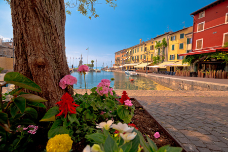 Lazise colorful harbor and boats view, Lago di Garda, Veneto region of Italyの写真素材