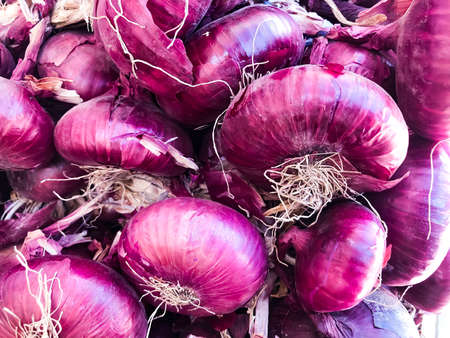 Close up red onions in the market .の写真素材