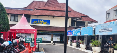 Tourists and local people visit the old town of Pattaya, Thailandのeditorial素材