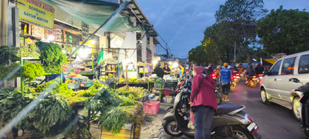 Unidentified people visit Chiang Mai night market.のeditorial素材