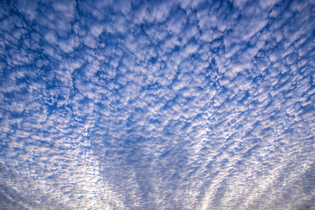 The blue sky and white clouds over the city park take pictures at sunset.