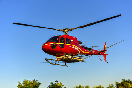 Luannan County - September 3, 2018, the landing process of a civilian helicopter sprayed with pesticides. Photographed in Luannan County, Tangshan City, Hebei Province, Chinaのeditorial素材