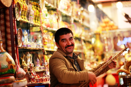 View of a traditional instrument seller at the Grand Bazaarのeditorial素材