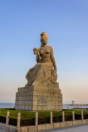 Liaoning Huludao Xingcheng Seashore Chrysanthemum Female Statueのeditorial素材