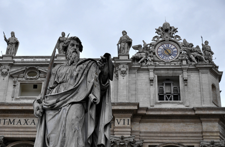 The statue on the Vatican's Saint Peter's squareのeditorial素材