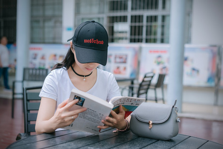 a girl who is readingのeditorial素材