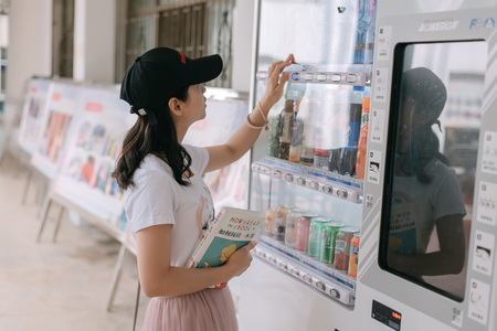 Girls at the vending machineのeditorial素材