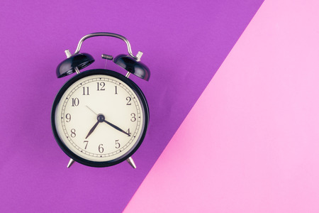 Time management concept, alarm clock on purple background. copy space for textの写真素材