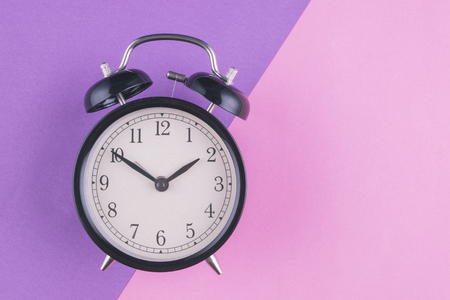 Time management concept, alarm clock on purple background. copy space for textの写真素材