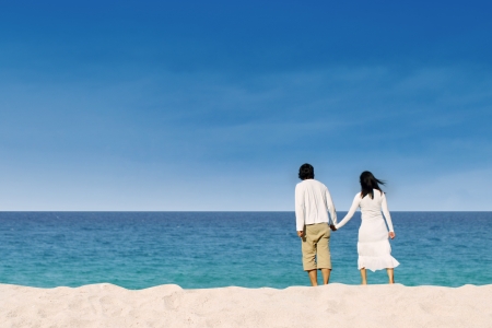 Couple enjoying honeymoon at the beach in Australiaの写真素材