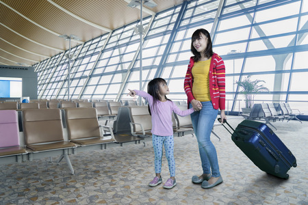 Little Girl And Her Mother Walking In The Airport Terminal While Carrying A Luggage 商用利用可能な写真素材 イラスト素材ならストックフォトの定額制ペイレスイメージズ Little Girl And Her Mother Walking In The Airport Terminal While Carrying A Luggage 商用利用可能な写真素材 イラスト素材ならストックフォトの定額制ペイレスイメージズ