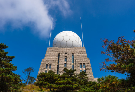 Landscape view of a building in Huangshan, Chinaのeditorial素材