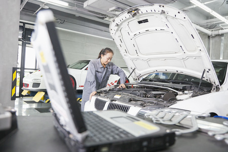 Female Mechanic working in Auto Repair Shopの写真素材