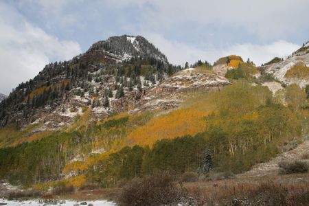 Maroon Bells with aspen trees in the foregroundの写真素材