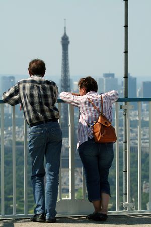two tourist watching the eiffel tower, focus ont the peopleの写真素材