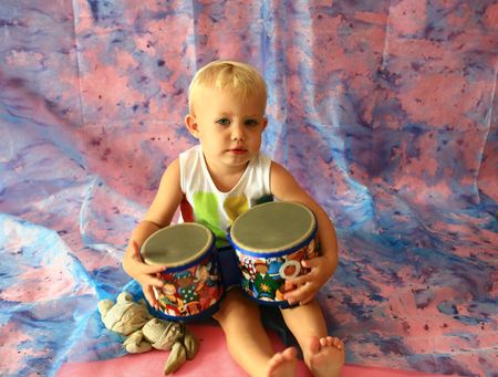 baby girl playing percussion and drumsの写真素材