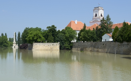 Flooding Raba River at Bishop Castle Walls in Gyor, Hungaryのeditorial素材