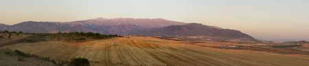 Panoramic views of the Sierra Navada skew summer fieldの写真素材