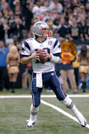 Tom Brady of the New England Patriots sets to pass vs the New Orleans Saints at the Louisiana Superdome Nov 30, 2009のeditorial素材