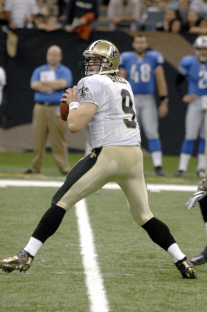 Drew Brees set to throw a pass vs the Detroit Lions at the Louisiana Superdome Sept 13, 2009のeditorial素材