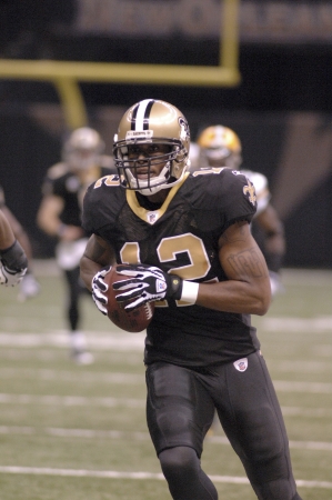 Marcus Colston of the New Orleans Saints runs for a touchdown after a pass catch from Drew Brees at the Louidiana Superdome on Nov 24, 2008のeditorial素材