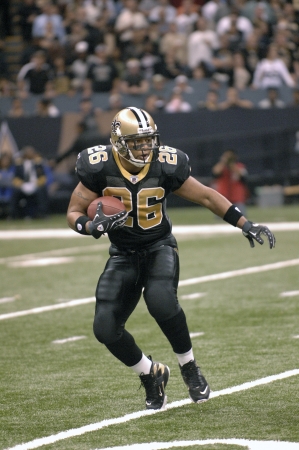 Deuce McAllister of the New Orleans Saints running with the football after a short pass catch at the Louidiana Superdome on Nov 24, 2008のeditorial素材