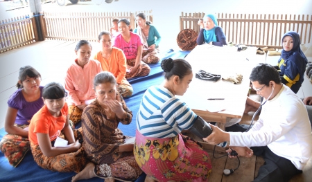 queue medical examination in the traditional village Ciptagelarのeditorial素材