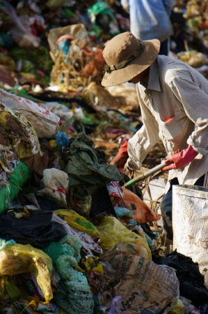 Many people make their live by pick up waste, someone pick up along street, these people concentrate at rubbish dump, they work all day here  Viet Nam- September 05, 2013のeditorial素材